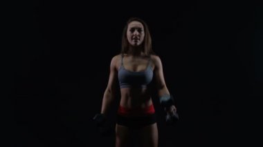 4 k uygun kadın atletik vücut ağırlık mı siyah arka plan ile