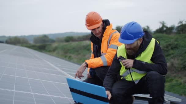 Tekniker Med Laptop Kontroll Panelerna Solenergi Installation — Stockvideo