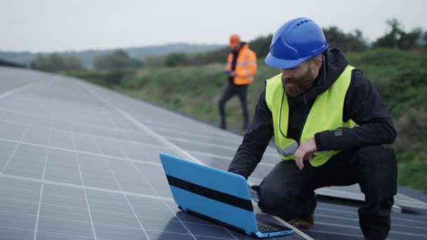 Técnico Com Laptop Verificando Painéis Instalação Energia Solar — Vídeo de Stock