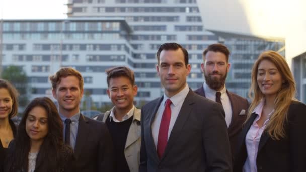 Retrato Diversos Grupos Empresariales Sonrientes Aire Libre Ciudad — Vídeos de Stock