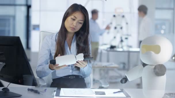 Ingénieur en électronique 4K travaillant sur la construction de robots 