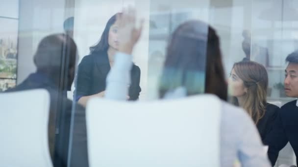 4K Équipe de gestion d'entreprise dans la salle de réunion au bureau de la ville 