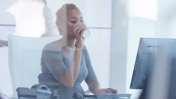 Embarazada Mujer Negocios Trabajando Escritorio Hablando Por Teléfono Oficina — Vídeo de stock