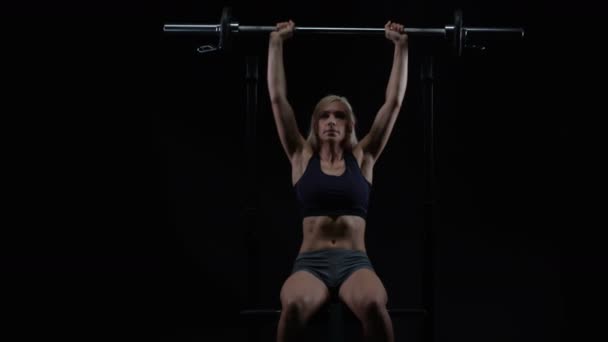 Entrenamiento Peso Mujer Joven Fit Levantamiento Pesas Posición Sentada — Vídeo de stock