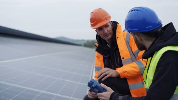 Techniker Überprüfen Die Paneele Bei Der Installation Von Solarenergie — Stockvideo