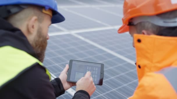 Technicians Tablet Checking Panels Solar Energy Installation — ストック動画