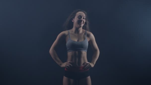 Retrato Chica Atractiva Ropa Deportiva Volteando Cabello Sonriendo Cámara — Vídeos de Stock