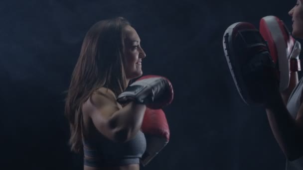 Mujer Joven Fit Haciendo Entrenamiento Boxeo Con Entrenadora — Vídeos de Stock