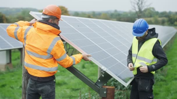 Técnicos Que Trabajan Planta Energía Solar Reemplazando Panel Solar Durante — Vídeos de Stock