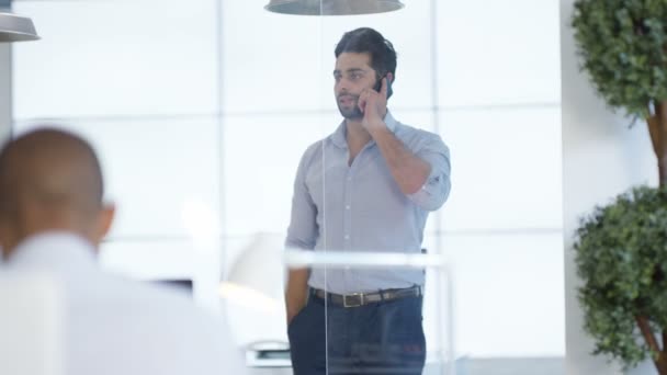 Business Manager Ufficio Che Cammina Mentre Parla Telefono — Video Stock