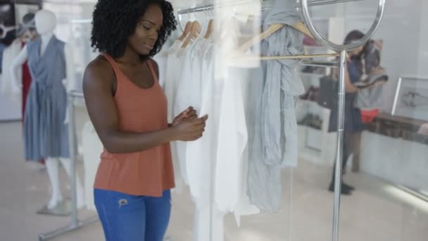 Junges Paar Und Andere Kunden Kaufen Modegeschäft Ein — Stockvideo