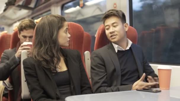 若いビジネスの男性と女性の忙しい通勤電車の中での会話 — ストック動画