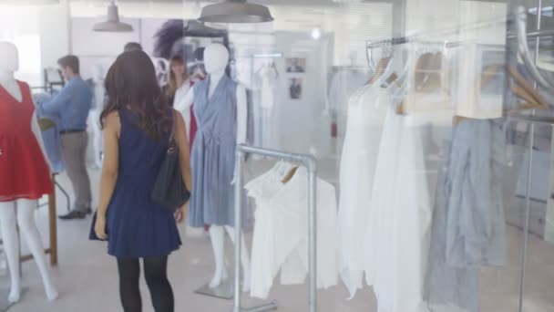 Χαρούμενο Ζευγάρι Ψώνια Μαζί Βλέπουν Ρούχα Boutique Κατάστημα Ρούχων — Αρχείο Βίντεο