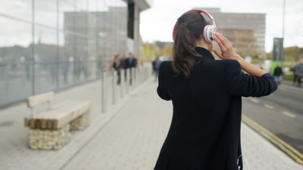 Empresária Relaxada Ouvindo Música Dançando Enquanto Caminha Para Trabalho — Vídeo de Stock