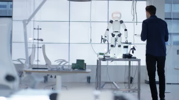 Technický Inženýr Pracující Výstavbě Automatizovaný Robot Moderní Laboratoře — Stock video