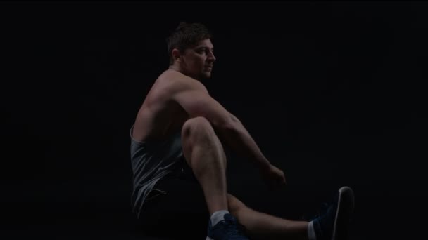 Fit Młody Człowiek Mięśni Ciała Robi Rozciąga Się Poprawy Elastyczności — Wideo stockowe