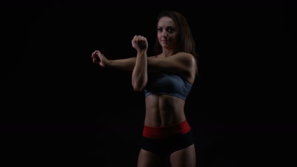 Вмістити Молоду Жінку Спортивною Фігурою Розтягується Чорному Тлі — стокове відео