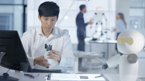 4K Portrait d'un ingénieur en électronique souriant travaillant sur la construction de robots 