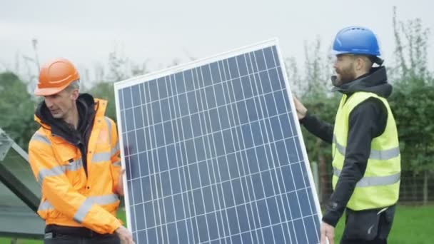 Técnicos Trabajando Planta Energía Solar Revisando Los Paneles Hablando — Vídeos de Stock
