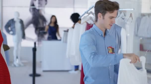 Portrait Sourire Assistant Vente Sexe Masculin Vérifier Stock Dans Magasin — Video