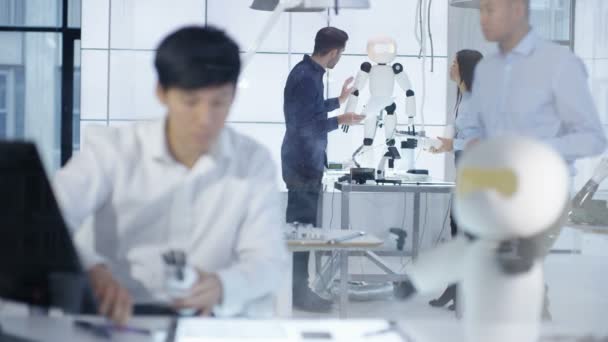 4K Portrait d'un ingénieur en électronique souriant travaillant sur la construction de robots 