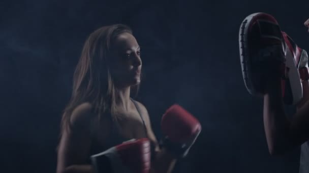 Mujer Joven Fit Haciendo Entrenamiento Boxeo Con Entrenadora — Vídeo de stock