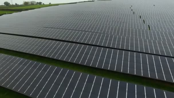 田舎の太陽光パネルの設置の 空中ドローン映像 — ストック動画