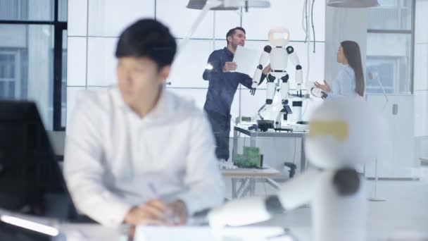 Ingénieur en électronique 4K travaillant sur la construction de robots 