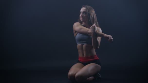 Fit Jonge Vrouw Met Atletische Lichaamsbouw Stukken Doen Ter Verbetering — Stockvideo