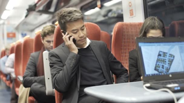 Joyeux Jeune Homme Affaires Parlant Téléphone Sur Train Banlieue Occupé — Video