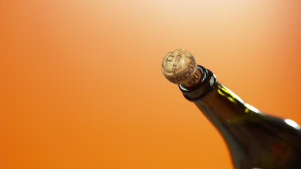 Bouchon Vin Mousseux Éclatant Sur Fond Orange Gros Plan Ralenti — Video