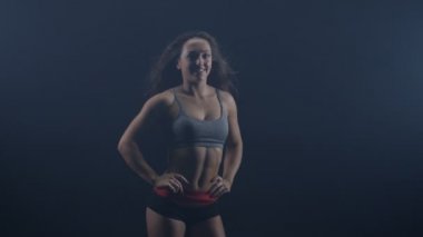 4 k portre çekici kız saçlarını saygısız ve kameraya gülümseyen spor giyim