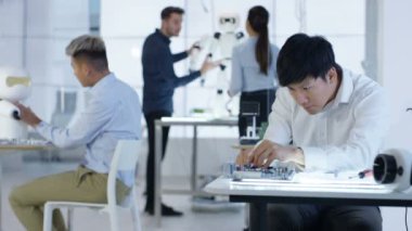 İnşaat robot modern laboratuarında çalışan 4 k teknik tasarım ekibi