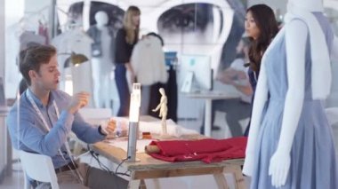 Moda tasarım ekibi beyin fırtınası ve fikirleri tartışmak büyük perakendeci için çalışıyor.