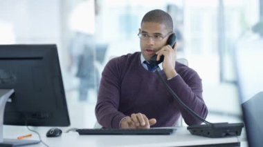 4k modern ofis masasında çalışan gülümseyen işadamı portresi