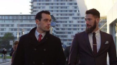 4 k farklı profesyonel Grup sohbet iki işadamları ile şehirde yürüyüş