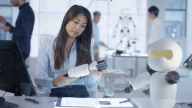 4k robot inşaat üzerinde çalışan elektronik mühendisi gülümseyen portresi