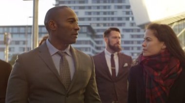 4 k profesyonel grup iş erkek ve kadın sohbet ile şehirde yürüyüş