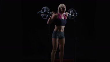 4k genç kadın ağırlık eğitim, barbell ile ağız kavgası yaparken uygun