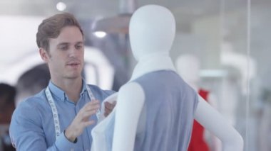 Moda tasarım ekibi beyin fırtınası ve fikirleri tartışmak büyük perakendeci için çalışıyor.