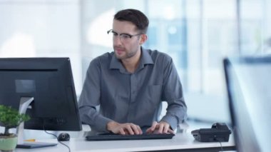 4 k neşeli işadamı modern ofis onun masasında çalışma