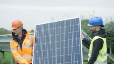 inceleme sırasında sollar panelini değiştirme güneş enerjisi tesisinde çalışan 4 k teknisyenleri