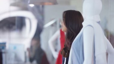 Moda tasarım ekibi beyin fırtınası ve fikirleri tartışmak büyük perakendeci için çalışıyor.
