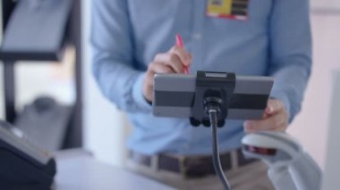 Eller müşteri ile smartphone giyim mağaza ödeme yapmadan kapat.