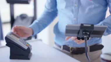 Eller müşteri ile smartphone giyim mağaza ödeme yapmadan kapat.