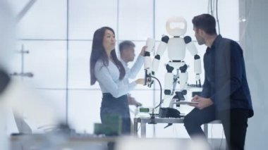 4 k teknik mühendis inşaat modern laboratuarında otomatik robot üzerinde çalışıyor.