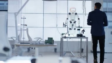 4 k teknik mühendis inşaat modern laboratuarında otomatik robot üzerinde çalışıyor.