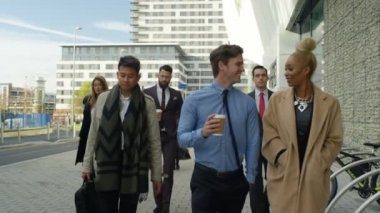 4 k profesyonel grup iş erkek ve kadın sohbet ile şehirde yürüyüş