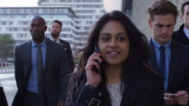 4 k çeşitli kalabalık şehir işçilerin sabah işe için yürüyüş