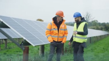 Güneş enerjisi fabrikasında çalışan, kontrol panelleri ve konuşmak 4 k teknisyenleri